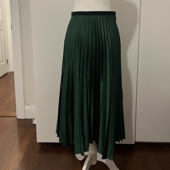 GORGEOUS GREEN FAN SKIRT SATIN MIDI PLEATED - Picture 4 of 10